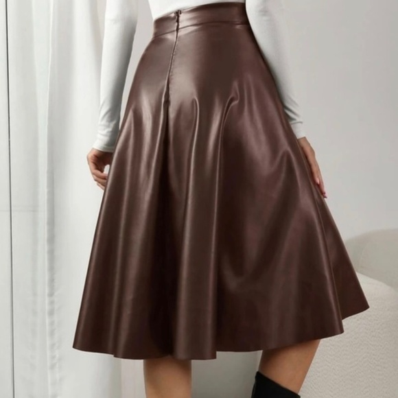 Luxe black pocketed vegan leather mini skirt - Picture 4 of 8